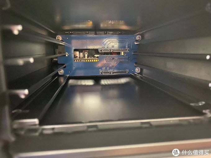绿联usb-c双盘位磁盘阵列盒外观展示